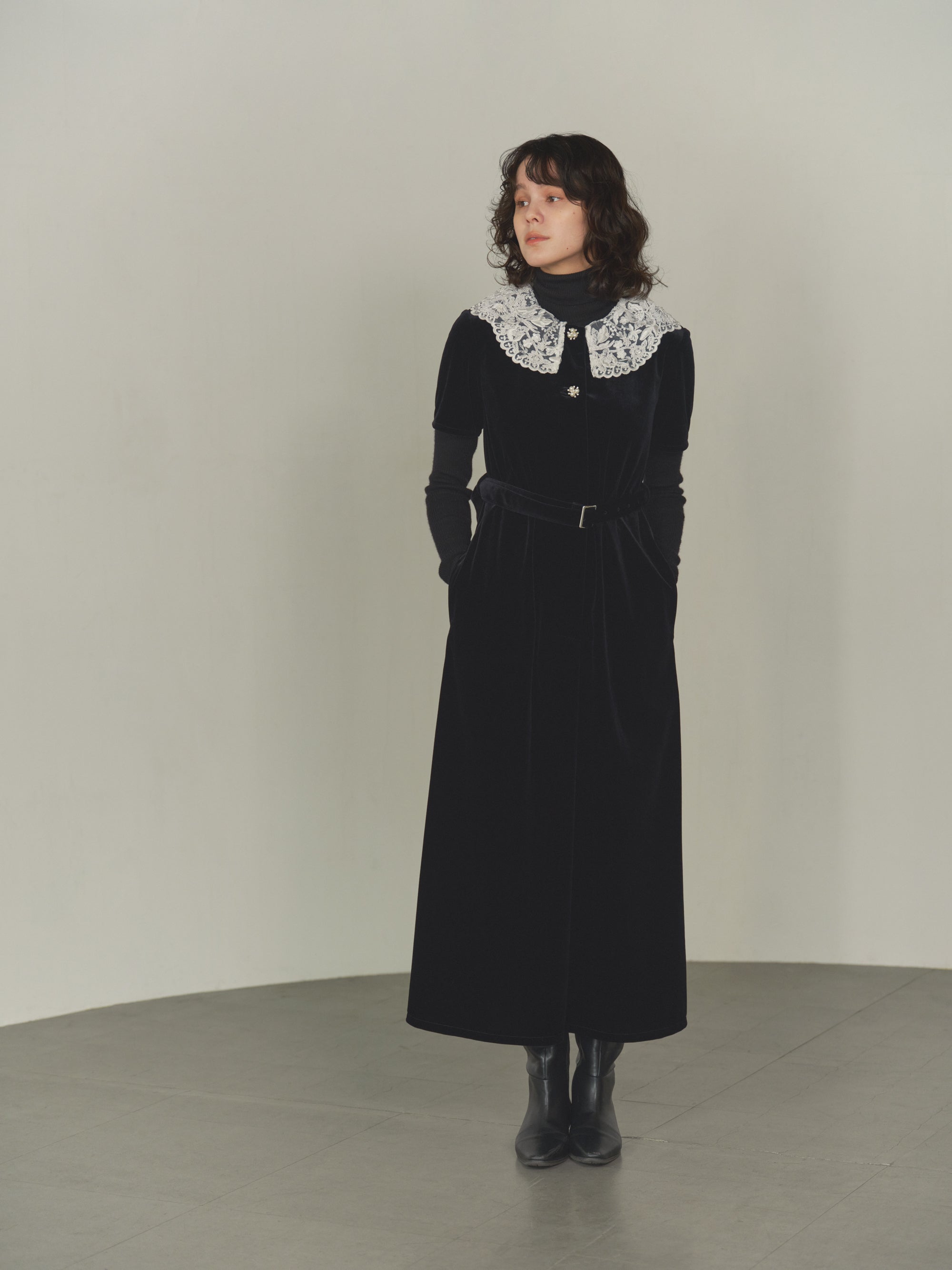 VELOUR LACE COLLAR DRESS